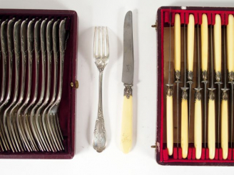 Vente aux enchères Dans deux coffrets. Suite de 12 fourchettes de style rocaille en argen