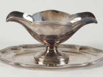 Vente aux enchères Saucière de style Louis XV en argent, poinçon Minerve, à décor de file