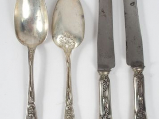 Vente aux enchères Partie de ménagère de style rocaille en argent, poinçon Minerve, compr