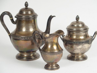 Vente aux enchères Service à thé de style Louis XVI en argent, poinçon Minerve, à décor d