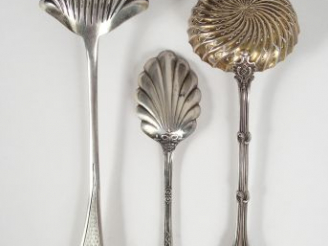 Vente aux enchères Lot comprenant :  - une cuillère à saupoudrer de style Louis XVI en ar