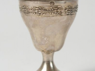 Vente aux enchères Coquetier de style Louis XVI en argent, poinçon Minerve, à décor d'une