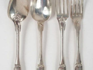 Vente aux enchères 11 couverts et 1 cuillère à entremets en argent, poinçon Minerve, à dé