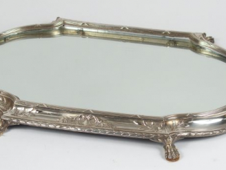 Vente aux enchères Centre de table à fond de glace de style Louis XVI en métal argenté, à