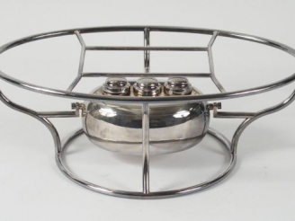 Vente aux enchères FELIX FRERES. Chauffe-plat de style Art Déco en métal argenté.