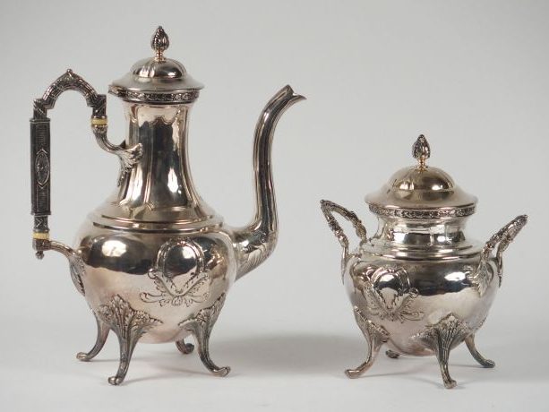 Partie de service à thé de style rocaille en métal argenté, à décor de