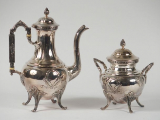 Vente aux enchères Partie de service à thé de style rocaille en métal argenté, à décor de