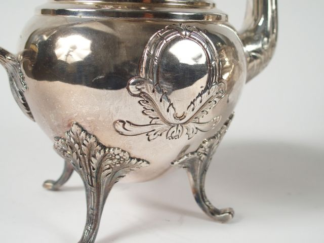 Partie de service à thé de style rocaille en métal argenté, à décor de