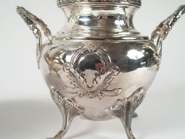 Partie de service à thé de style rocaille en métal argenté, à décor de