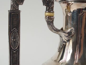 Partie de service à thé de style rocaille en métal argenté, à décor de