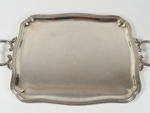 CHRISTOFLE. Plateau rectangulaire de style rocaille en métal argenté, 