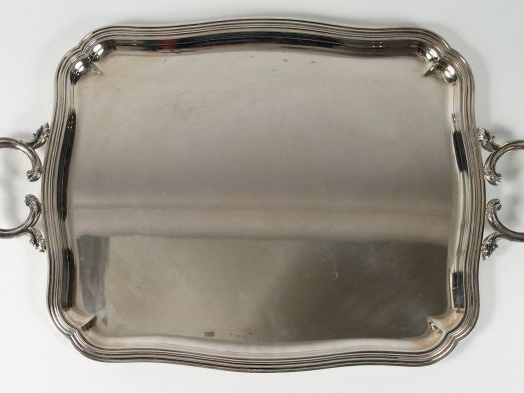 CHRISTOFLE. Plateau rectangulaire de style rocaille en métal argenté, 