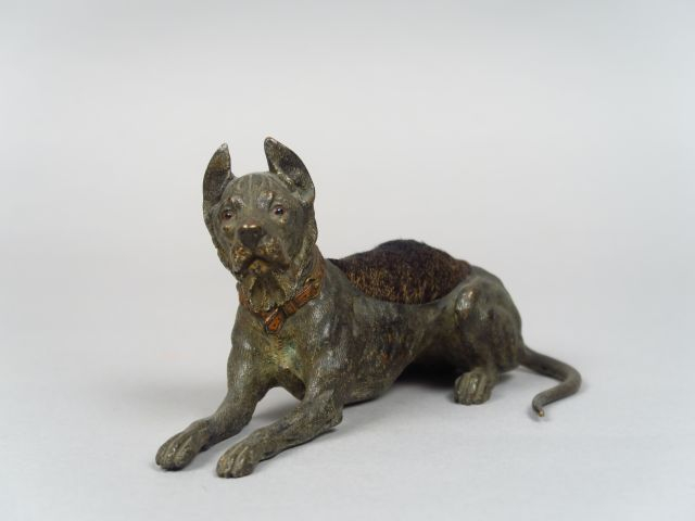 Essuie plume en bronze polychrome de Vienne en forme de dogue allemand