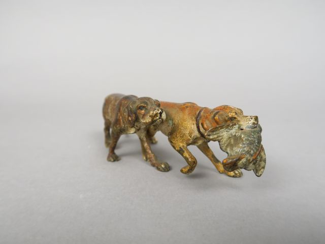 Sujet en bronze polychrome de Vienne 'deux chiens de chasse rapportant