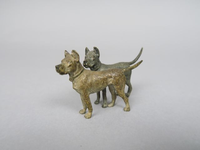 Sujet en bronze polychrome de Vienne 'les deux dogues allemands'.  Dim