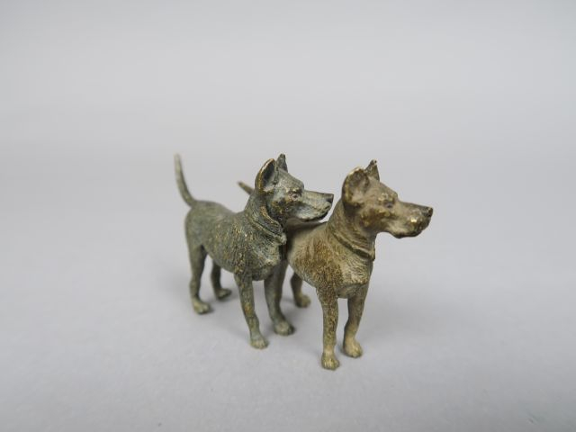 Sujet en bronze polychrome de Vienne 'les deux dogues allemands'.  Dim