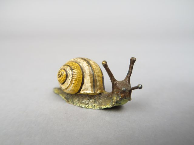 Sujet en bronze polychrome de Vienne 'escargot' Dim. 2 x 5 cm