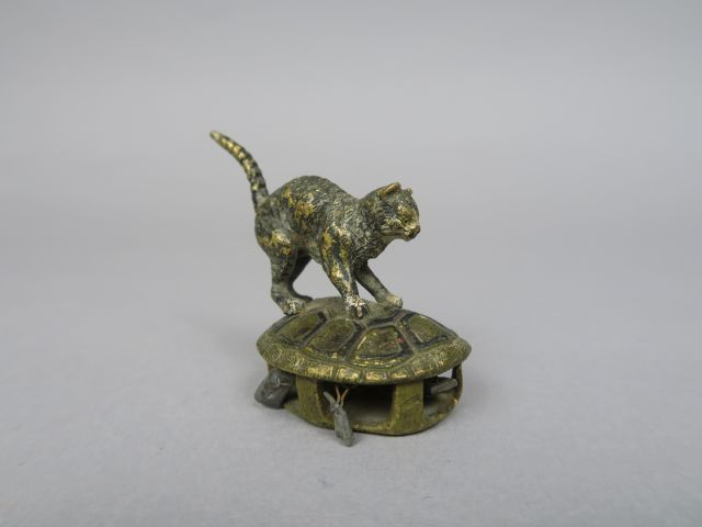 Sujet en bronze et métal polychrome de Vienne 'Chat juché sur une tort