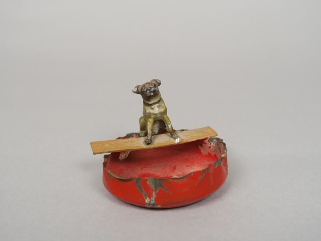 Sujet en bronze et métal polychrome de Vienne 'Bouledogue sur une plan