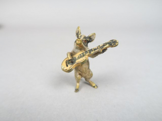Vente aux enchères Sujet en bronze polychrome de Vienne 'cochon guitariste'