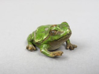 Vente aux enchères Sujet en bronze polychrome de Vienne 'rainette', signé Dim. 1,5 x 3 cm