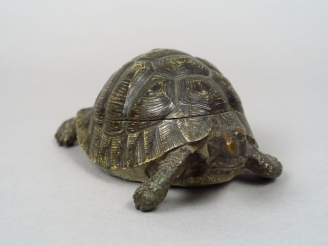 Vente aux enchères Boite en bronze polychrome de Vienne 'tortue', signée.  Dim. 7 x 17,5 