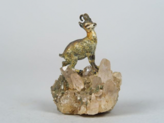 Vente aux enchères Deux différents sujets en bronze de Vienne et améthyste' chamois'
