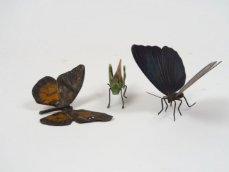 Vente aux enchères Sujet en tôle polychrome 'papillon' Dim. 7 x 7 cm Sujet en bronze poly