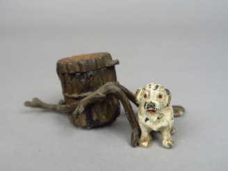 Vente aux enchères Petit encrier en plomb polychrome de Vienne 'chiot près d'un tronc d'a