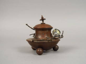 Vente aux enchères Encrier en métal et plomb polychrome 'oiseau près d'un vase' H. 11 cm