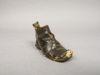 Vente aux enchères Sujet en platre polychrome 'chaton et souris dans un godillot' (accide
