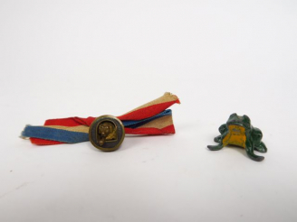 Vente aux enchères Petit plomb polychrome 'rainette' et un bouton en bronze à décor d'un 