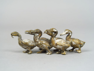 Vente aux enchères Sujet en bronze 'six canards' Dim. 3,5 x 9,5 cm