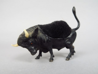 Vente aux enchères Essuie plume en bronze à patine noire 'Taureau'