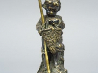 Vente aux enchères Sujet XIXème en bronze argenté 'le petit pêcheur' H. 14 cm