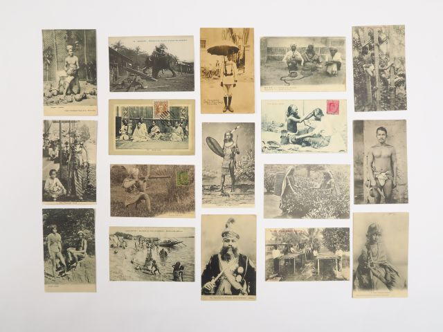 Album "Asie" comprenant environ 365 cartes postales - Japon , Laos , C