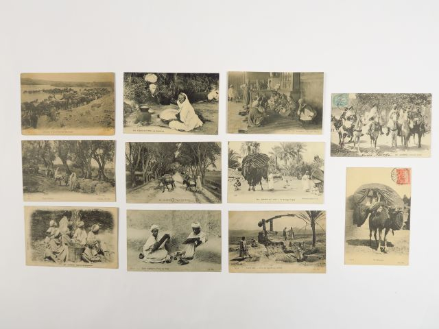 Album "Afrique du Nord, Métiers, Marchés" comprenant environ 609 carte