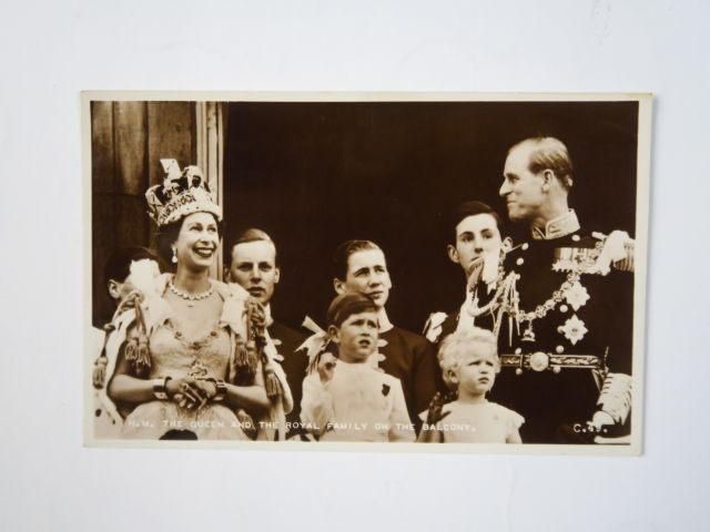 Album "Têtes couronnées" comprenant environ 243 cartes postales, 1 liv