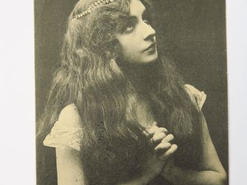 Album "Cantatrice" comprenant environ 179 cartes postales - La Belle H