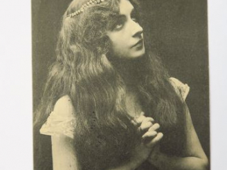 Vente aux enchères Album "Cantatrice" comprenant environ 179 cartes postales - La Belle H