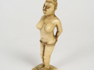 Statuette début XIXe en ivoire 'Nu féminin africain'. H. : 11 cm