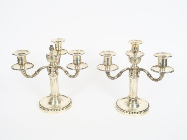CARDEILHAC pour CHRISTOFLE. Paire de chandeliers en argent, poinçon Mi