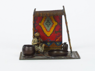 Vente aux enchères Sujet XIXème en bronze polychrome de Vienne "Le charmeur de serpent" D