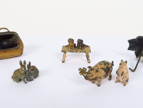 Six petits sujets XIXème en bronze ou plomb polychrome de Vienne.