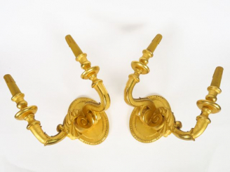 Vente aux enchères Paire d'appliques doubles de style Louis XV en bois et stuc doré. (sau