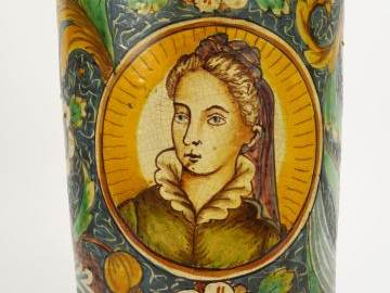 Grande vase cylindrique XVIIème en faïence italienne polychrome, à déc