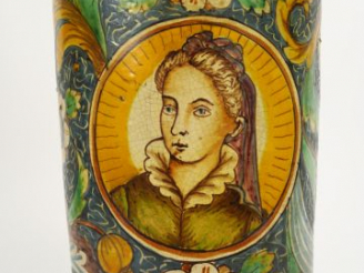 Vente aux enchères Grande vase cylindrique XVIIème en faïence italienne polychrome, à déc