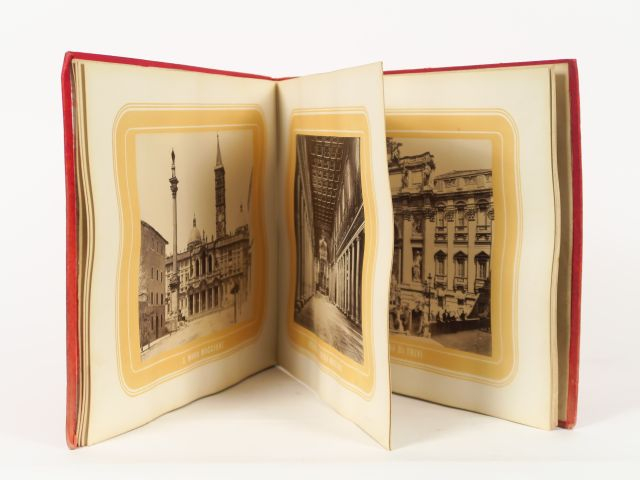 Album de 30 photographies vers 1900, "Vues de Rome". Dim de l'album. 3
