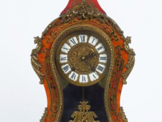 Vente aux enchères Cartel de style Louis XV en marqueterie Boulle. H. 41,5 cm