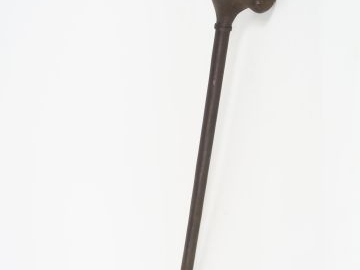 Sceptre XIXème persan en métal gravé, à décor de tête de taureau.  H. 